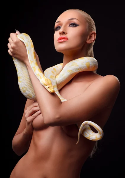 Flicka med python — Stockfoto