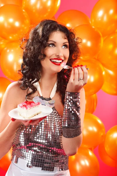 ケーキを持つ女性 — ストック写真