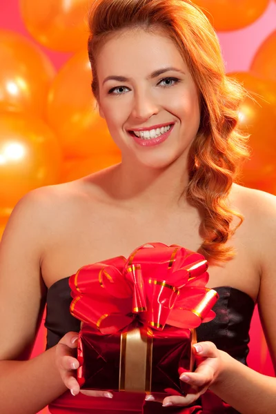 Mujer con regalo — Foto de Stock