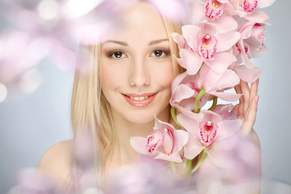 Ragazza con orchidee — Foto Stock