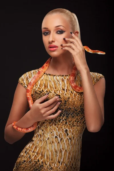 Chica con serpiente —  Fotos de Stock