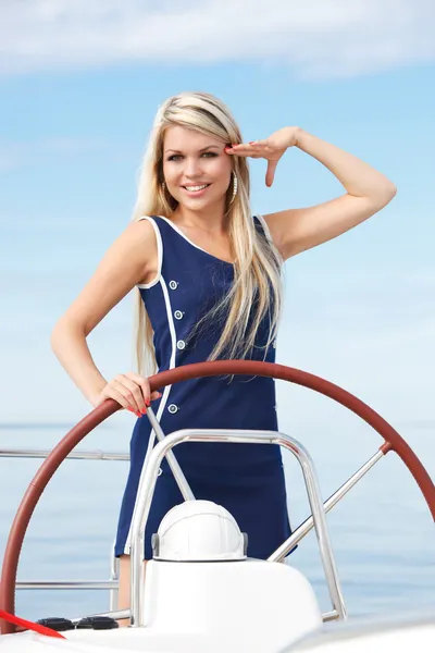 Молодая женщина на яхте — стоковое фото