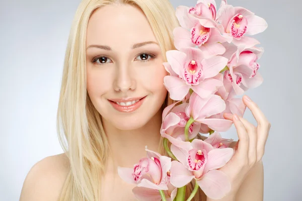 Menina com orquídeas — Fotografia de Stock
