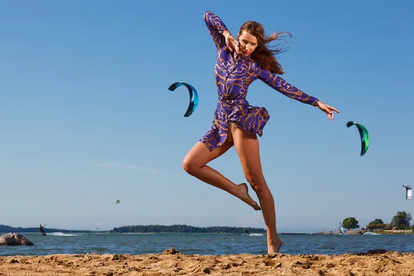 Menina na praia — Fotografia de Stock