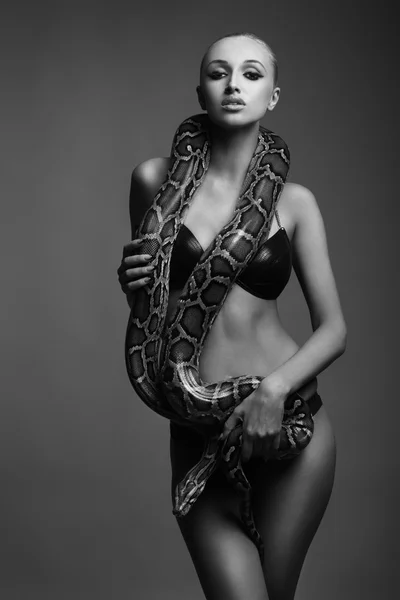 Flicka med python — Stockfoto
