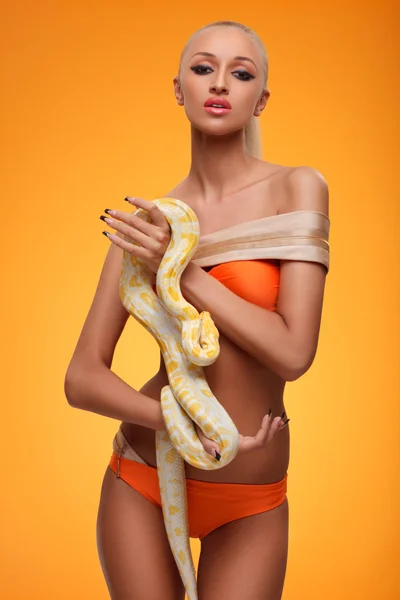 Flicka med albino python — Stockfoto