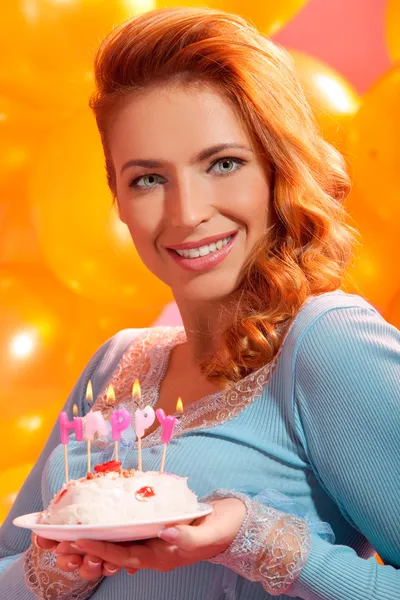 Meisje met cake — Stockfoto