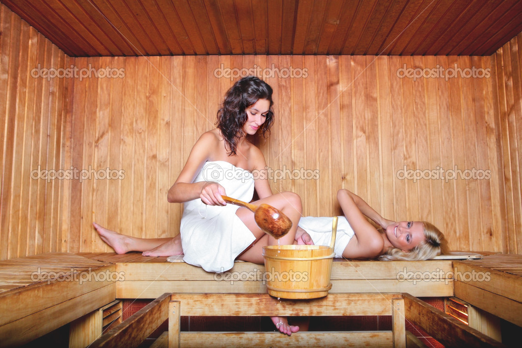 Женская баня. Парная в бане. Как открываются поры в сауне. Красивые женщины в бане. Люди в сауне.
