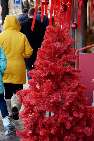 Die Menschen Gehen Auf Der Straße Steht Ein Schöner Roter — Stockfoto