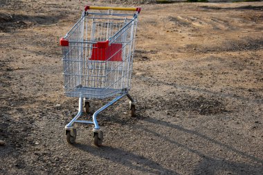 Siyah arka planda, kırmızı yangın söndürücüdeki basınç göstergesi silindirdeki basıncı gösteriyor. Yangını söndürmek için özel bir cihaz. Yangın söndürücüyü getir.!