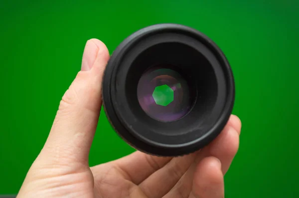 Cameralens Met Open Opening Groene Achtergrond — Stockfoto