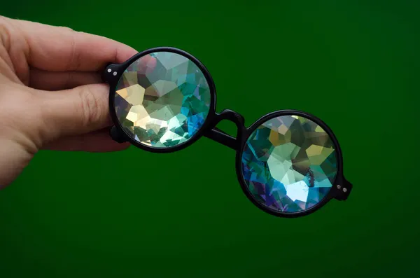 Designer Und Modebrille Mit Rundem Brillenkaleidoskop Der Hand Auf Grünem — Stockfoto