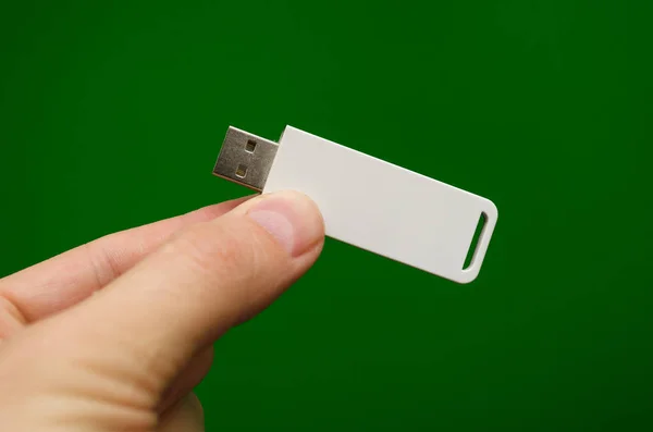 Usb Stick Kunststoff Weiß Auf Grünem Hintergrund Der Hand — Stockfoto