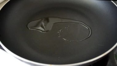 Evdeki tavada çırpılmış yumurta pişirmek.