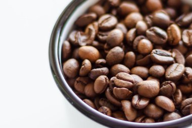 Beyaz arka planda kahve çekirdekleri.