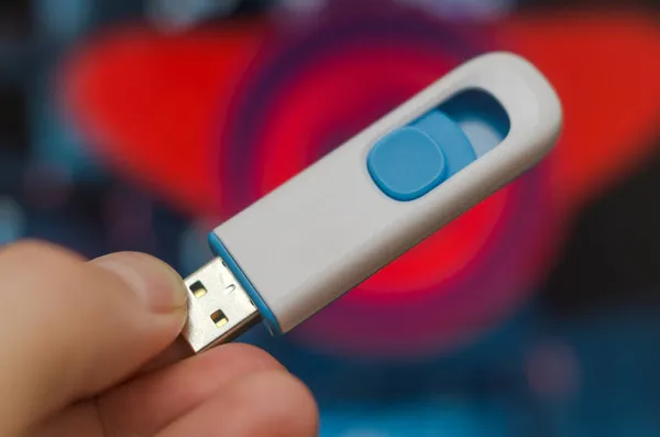 Компьютер Usb Flash Drive Руке Абстрактном Фоне Современные Технологии — стоковое фото