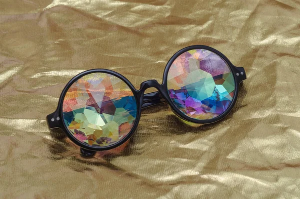 Designerbrille Mit Kaleidoskopgläsern Auf Goldenem Hintergrund — Stockfoto