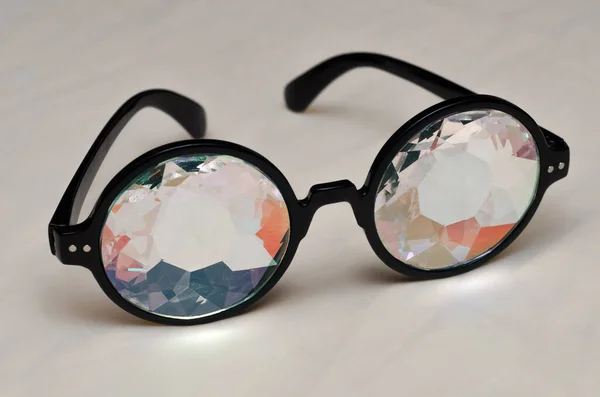 Designerbrille Mit Kaleidoskopgläsern Schwarzem Rahmen Auf Hellem Hintergrund — Stockfoto