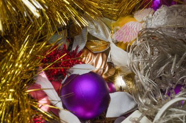 Noel süsleri, çelenkler ve süslemeler bir kutuda