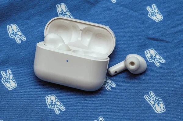 白色无线耳机和蓝色背景的外壳 真正的无线立体声耳机 带收费箱的无线耳塞 — 图库照片