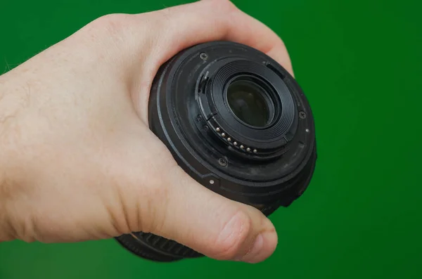Mannen Hand Houdt Een Standaard Lens Voor Foto — Stockfoto