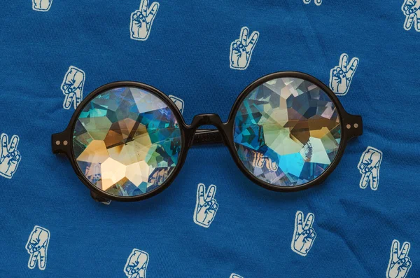 Gafas Con Diseño Caleidoscopio Vidrio Sobre Fondo Azul —  Fotos de Stock