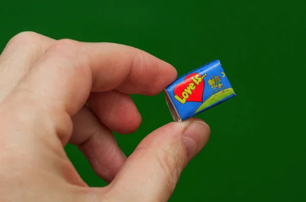 Russie Région Irkoutsk Décembre 2021 Chewing Gum Love Green Background — Photo