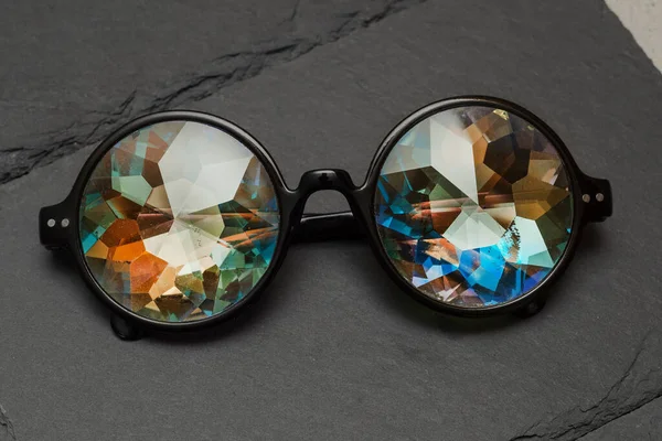 Óculos Caleidoscópio Designer Com Lentes Coloridas Fundo Pedra Preta — Fotografia de Stock