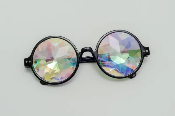 Glamourosa Designer Óculos Caleidoscópio Com Lentes Coloridas Fundo Branco — Fotografia de Stock