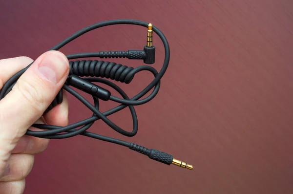 Kabel Audio Headphone Hitam Dengan Lugs Emas Tangan — Stok Foto