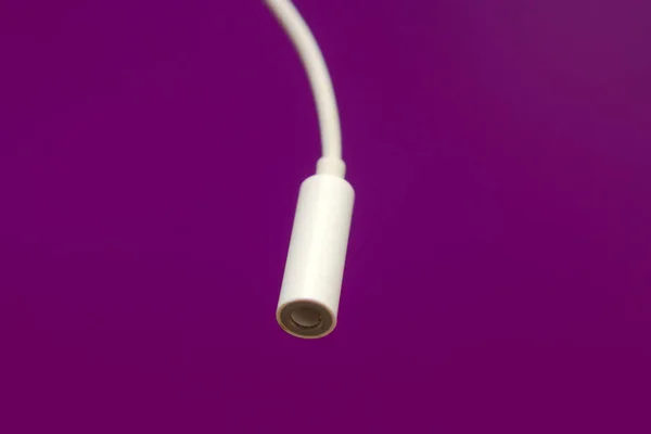 Белый Аудио Кабель Крупным Планом Фиолетовом Фоне — стоковое фото