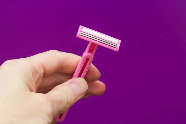 Pink Disposable Razor Male Hand Purple Background — Stock Photo, Image