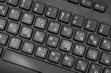 Rusça ve İngilizce harfli siyah bilgisayar klavyesi, üst görünüm