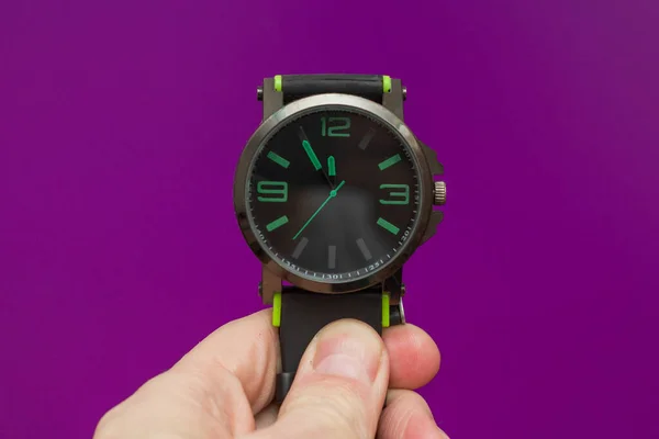 Reloj Pulsera Negro Con Esfera Verde Sobre Fondo Púrpura — Foto de Stock