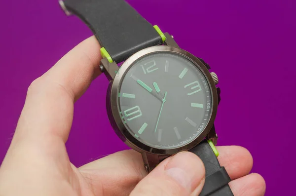 Reloj Pulsera Deportivo Con Una Esfera Verde Sobre Fondo Púrpura — Foto de Stock