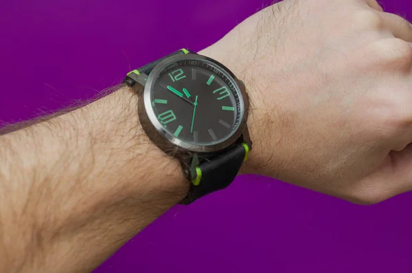 Svart Klocka Med Grön Urtavla Manlig Hårig Hand — Stockfoto