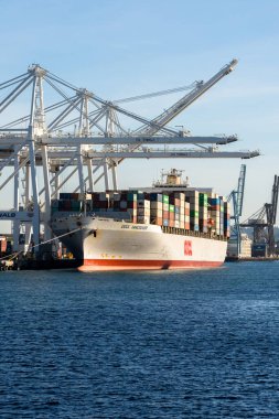 Seattle, WA - ABD - 23 Eylül 2021: Dikey görünüm OOCL VANCOUVER adlı gemi 2006 yılında Seattle limanına yanaştı..