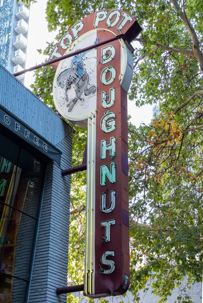 Seattle, WA - ABD - 25 Eylül 2021 Belltown, Seattle 'daki Top Pot' un dükkanının ikonik neon tabelalarının dikey görüntüsü