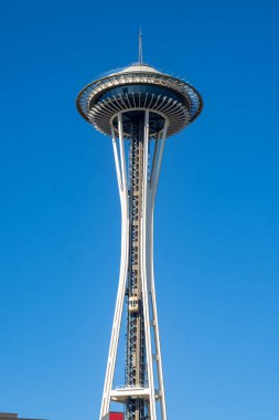 Seattle, WA - ABD - 24 Eylül 2021: Seattle, Washington 'da bir gözlem kulesi olan Space Needle' ın dikey görüntüsü. Şehrin bir simgesi, 1962 'deki Seattle Dünya Fuarı için inşa edildi..