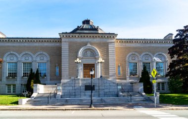 Bangor, ME-USA - 12 Ekim 2021: Bangor Halk Kütüphanesi 'nin Yatay Görünümü. 1911 'de Peabody ve Stearns tarafından Erken Modernist Mimaride inşa edildi..