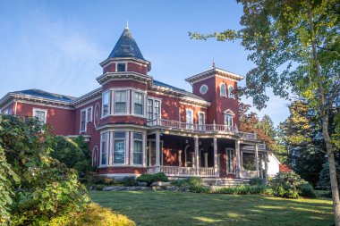 Bangor, ME - ABD - 12 Ekim 2021 Stephen King 'in Evi' nin dörtte üçü. Viktorya döneminden kalma bir malikane. Ünlü korku romancısının evi. Kapısında demir yarasalar ve örümcekler var..
