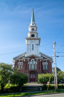 Bangor, ME - ABD - 12 Ekim 2021: Bangor, Maine 'deki 126 Union Caddesi' nin merkezindeki tarihi bölgenin merkezinde bulunan Union Street Brick Kilisesi 'nin dikey başkanı