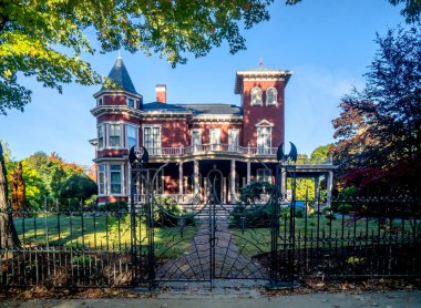 Bangor, ME - ABD - 12 Ekim 2021 Stephen King 'in Evi Yatay. Ünlü korku romancısının evi Viktorya döneminden kalma bir malikane. Kapısında demir sopalar ve örümcekler var..