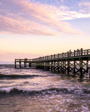 Milford, CT - ABD - 16 Ekim 2021 Walnut Sahili 'ndeki Albert Munroe İskelesi' nin dikey gün batımı manzarası.