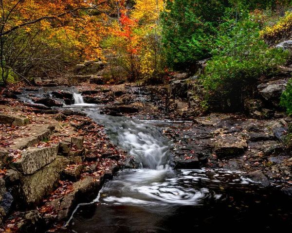 美国伊利诺斯州阿卡迪亚国家公园2021年10月15日 阿卡迪亚国家公园鸭溪边瀑布的秋季景观长景 — 图库照片