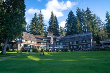 Quinault, WA - ABD 20 Eylül 2021: Washington, ABD Olimpiyat Ulusal Ormanı 'ndaki Quinault Gölü' nün güneydoğu kıyısında tarihi bir otel olan Quinault Gölü 'nün Yatay Manzarası.