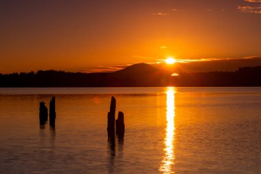 Quinault, WA-USA 20 Eylül 2021: Olimpiyat Ulusal Parkı 'ndaki Quinault Gölü üzerinde gün batımının yatay görüntüsü.