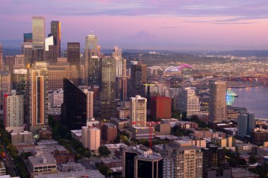 Seattle, WA - ABD - 23 Eylül 2021: Günbatımında Washington 'un şehir merkezi silueti Seattle' ın yatay görüntüsü.