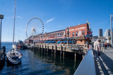Seattle, WA - ABD - 23 Eylül 2021: Seattle 'ın ünlü Pier 57-Miners Landing' inin yatay manzarası. Rıhtımda yemek yiyip eğleneceğiz..