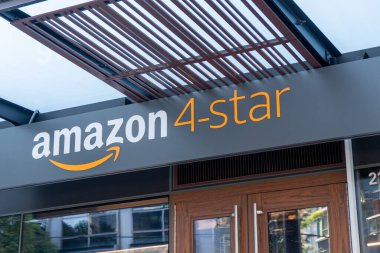 Seattle, WA - ABD - 24 Eylül 2021: Seattle 'daki popüler tuğla ve havan perakende mağazasında Amazon 4 yıldızının tabelalarının yatay görünümü.